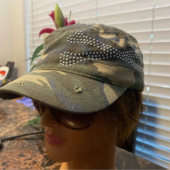 Claire Women’s Camouflage w/Studs Cap Size Smallm/Medium - Picture 7 of 10